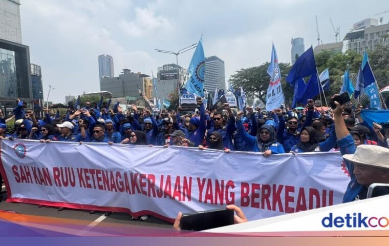 Penutupan Jalan Sudirman Menuju Bundaran HI Akibat Aksi Buruh