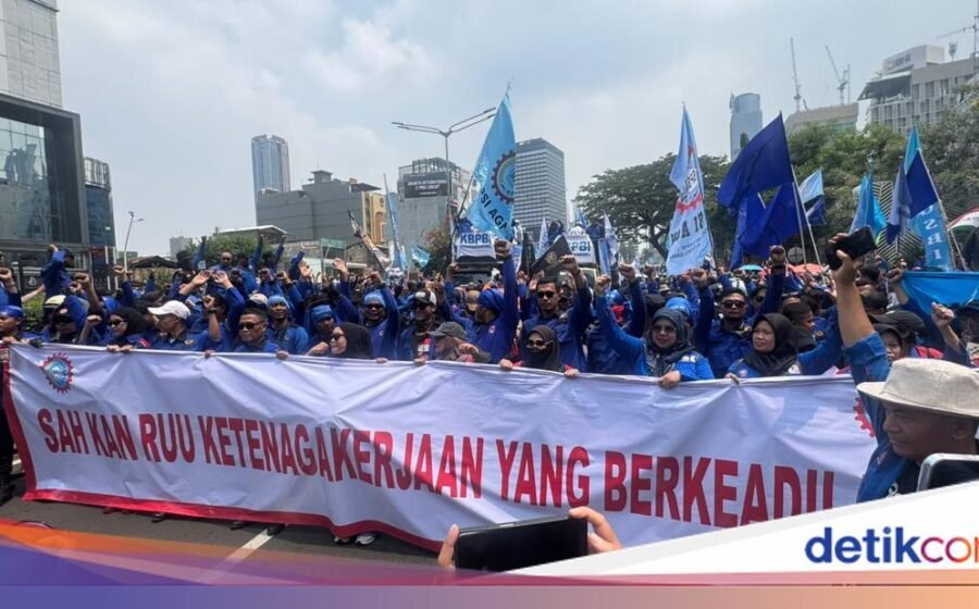 Penutupan Jalan Sudirman Menuju Bundaran HI Akibat Aksi Buruh