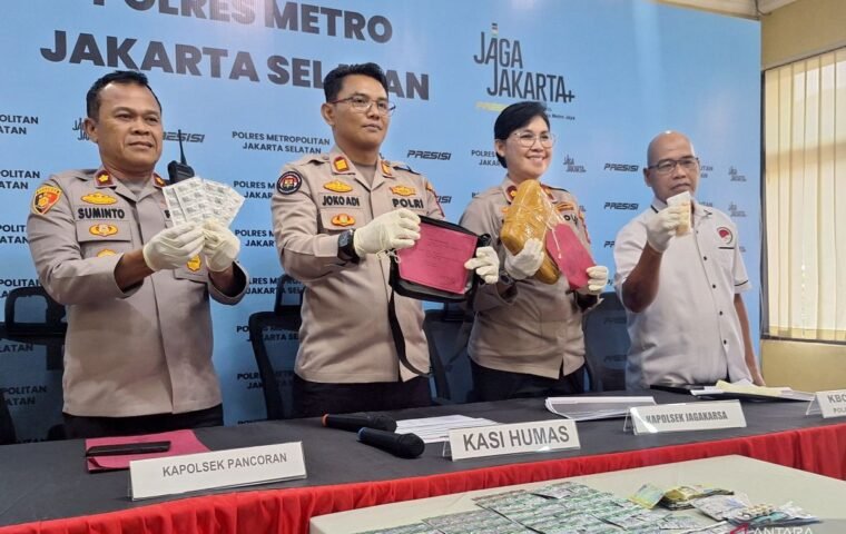 Polisi Kejar Pemilik Ganja 955 Gram yang Akan Dikirim ke Maluku