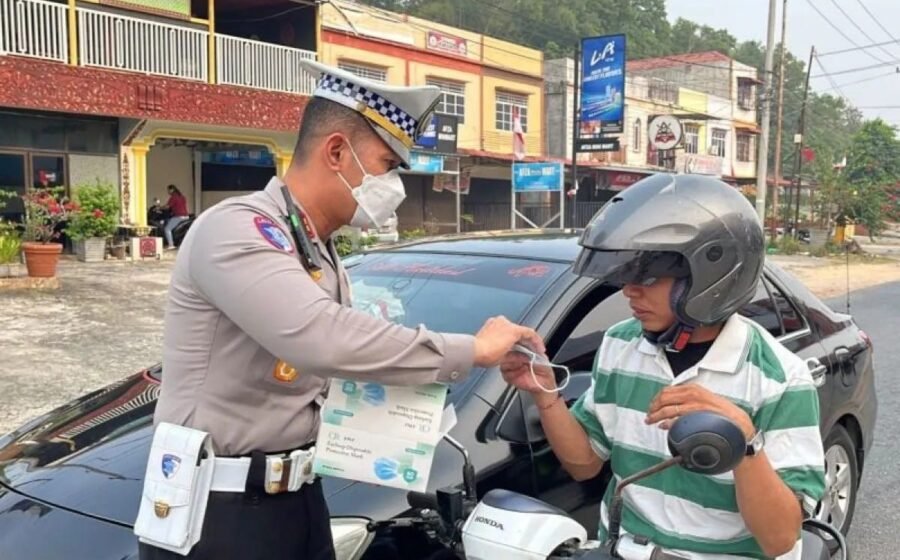 Polres Bintan Bagikan 1.000 Masker di Tengah Kabut Asap