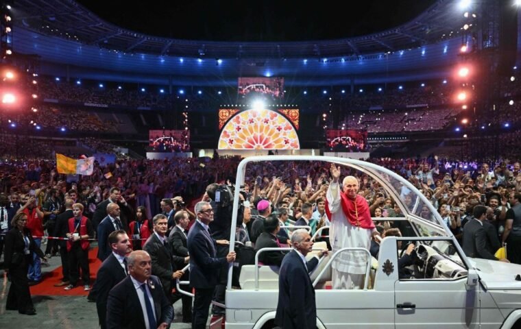 Pope Léon XIV Temui 80.000 Pemuda di Stade de France