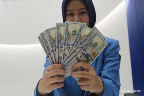 Rupiah Melemah Terhadap Dolar AS Akibat Bunga Acuan Tinggi