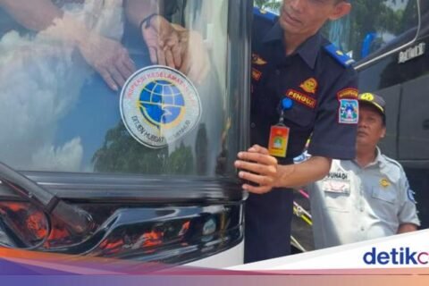 Wajib Tahu! Stiker Kelaikan Bus yang Harus Diperhatikan