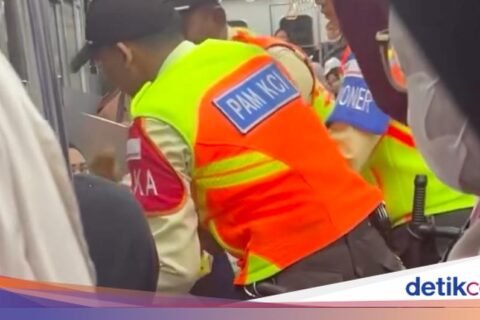 Wanita Penghirup Kamper Kembali Naik KRL, Ditarik Petugas